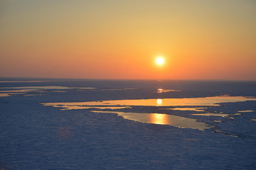 Obraz premium 流氷と夕日