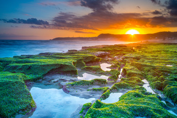Naklejka premium wschód słońca na zielonej rafie laomei, północne wybrzeże w tajpej