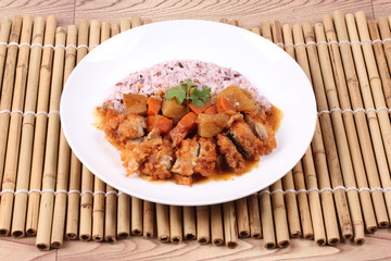 Brown rice with chicken topped Japanese yellow curry.