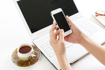 スマートフォンを持つ女性