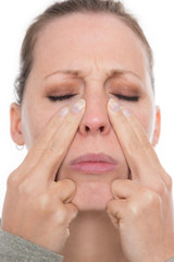 Frau leidet an einer Sinusitis, freigestellt vor weiß
