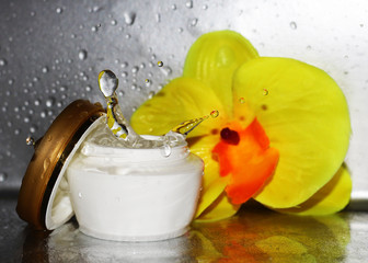 Cream and water, deep moisturizing