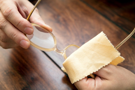 Reinigung der Gläser einer Brille mit dem Mikrofasertuch