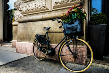 Fototapeta na wymiar old bicycle standing against a wall