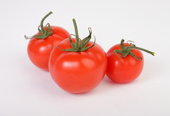 три помидора на белом фоне