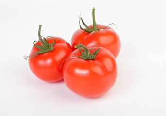 три помидора на белом фоне