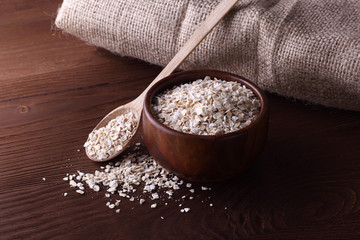 Tha flakes of oat in plate and spoon