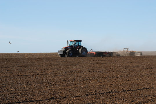 arando con rolo y tractor
