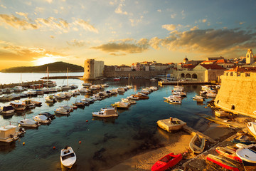 Vieux port Dubrovnik et forteresse de Revelin. Croatie.
