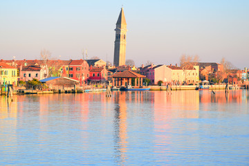 Fototapeta na wymiar Burano,il campanile pendente si riflette sull'acqua della laguna