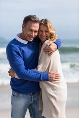 Obraz premium Mature couple embracing each other on the beach