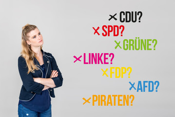 Frau mit verschiedenen Parteien für Bundestagswahl Deutschland