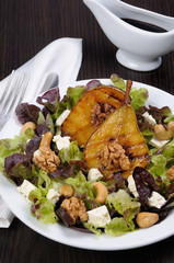 Salad with caramelized pear