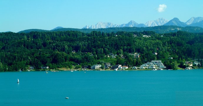 Fot. Konrad Filip Komarnicki / EAST NEWS Austria 20.07.2010 Jezioro w austriackich Alpach.