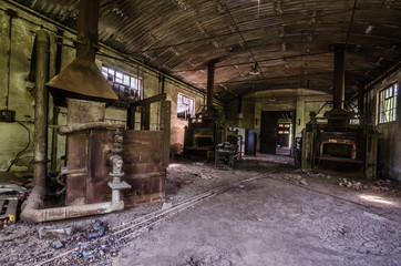 alte verlassene halle mit schmiede