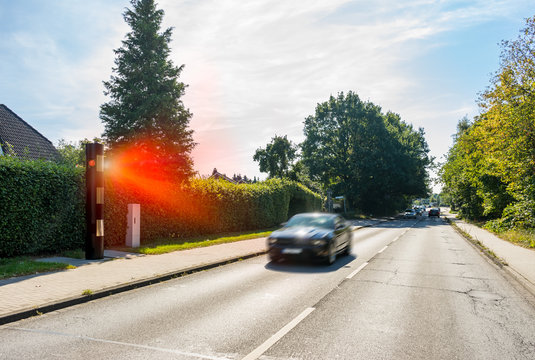 Geblitzt PKW Sportwagen wird geblitzt Radarkontrolle Geschwindigkeits&uuml;berschreitung Blitzer abzocke abgezockt