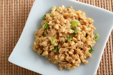 小皿に入れた納豆