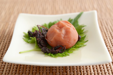 小皿に入った梅干し