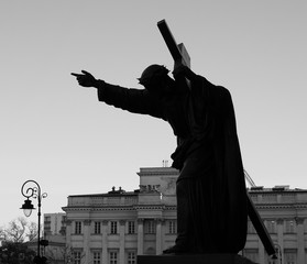 Fot. Konrad Filip Komarnicki / EAST NEWS Warszawa 19.11.2011 Figura Chrystusa przed kosciolem swietego Krzyza w Warszawie.