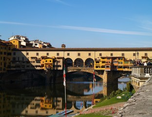 Naklejka premium Fot. Konrad Filip Komarnicki / EAST NEWS Wlochy 09.07.2010 Ponte Vecchio we Florencji odbija sie w wodach rzeki Arno.