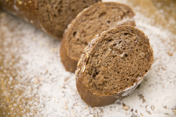 Fototapeta na wymiar sliced ​​brown bread 