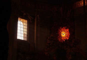 Fot. Konrad Filip Komarnicki / EAST NEWS Watykan 10.07.2010 Witraz symbolizujacy Ducha Swietego w Bazylice Swietego Piotra w Rzymie.