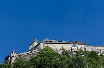 alte burg blauer himmel
