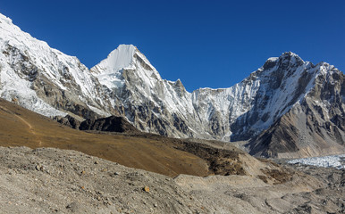 Obraz premium View of the Pumo Ri (7165 m) from Gorak Shep village - Everest region, Nepal, Himalayas