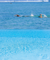 piscine &agrave; d&eacute;bordement en bordure de lagon 