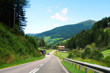 Fototapeta premium Strasse im Sarntal in Südtirol in der Nähe von Bozen 