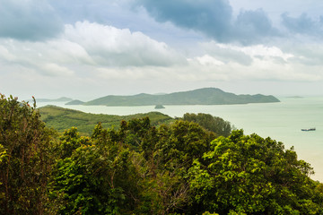Obraz premium Beautiful view from Khao-Khad Views Tower, tourists can enjoy the 360-degree view such as Chalong bay, Panwa cape, Sire island, Bon island, tiny and large islands around Phuket including Phuket city.