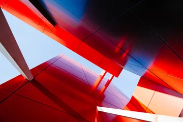 Weitwinkel-abstrakte Hintergrundansicht des hellblauen Hochhauses aus Stahl © 4Max
