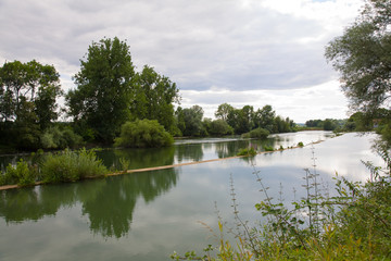 Fototapeta na wymiar Flusslandschaft in Frankreich / Le Doubs