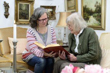 Senioren Häusliche Altenpflege Vorlesen