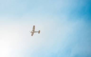 空飛ぶ小型機