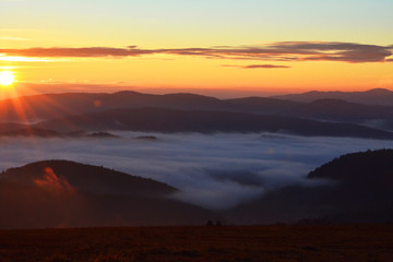 Sunrise in the Polish mountains. Fot. Konrad Filip Komarnicki / EAST NEWS Krynica - Zdroj 12.11.2015 Wschod slonca na Jaworzynie Krynickiej.