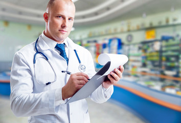 The pharmacist gives advice on medicaments