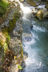 Солнечный быстрый водопад в горах