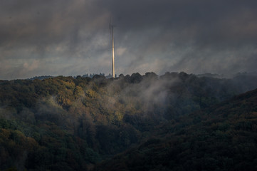 Windkraft auf einem Berg 