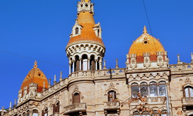 Obraz premium Historische Fassade mit schönem Turm in Paseo de Gracia
