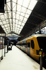 Obraz premium Yellow and black train stop at railway station