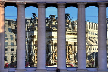 Fassade mit Säulen und Spiegelung