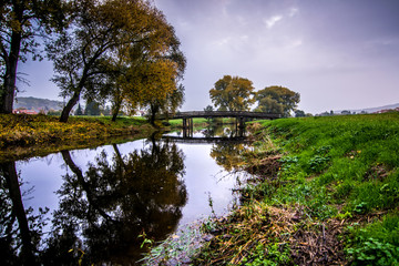 Spiegelung im Wasser der Rhume in Northeim