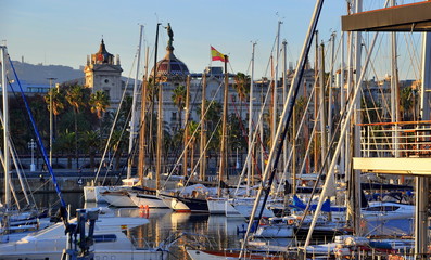 Alter Hafen von Barcelona im Abendlicht