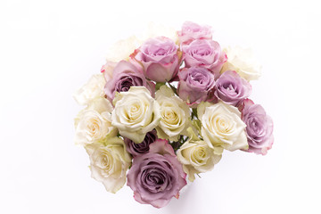 Ein Blumenstrauss voller weißer und pinkfarbener Rosen