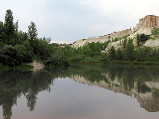 Fototapeta na wymiar quarry with pond which calls White Draw-well
