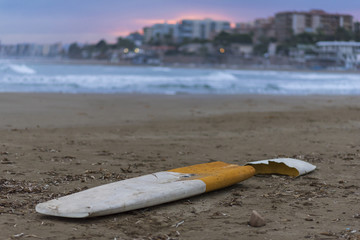 Tabla de windsurf rota en playa de Benicassim (Castellón, España).