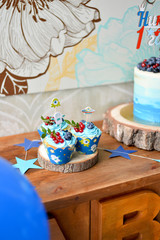 First Birhtday Cake baby male, smash cake, background shooting, green and blue with flags and baloons