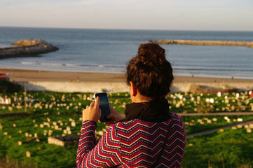 Touriste prenant la mer en photo