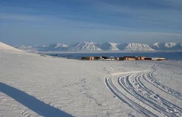 Deurstickers De verlaten Sovjetstad Pyramiden, gelegen op de Svalbard-archipel. © Anna Silanteva